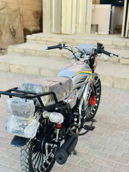 السلام عليكم شباب دراجه مديل 25 محرك 200 دراجه بعد جديده شخط مابيه ماشيه ٣الف  منفيس موجود وبصمه  ب٨٣٠وبيه مجال قليل ***********
