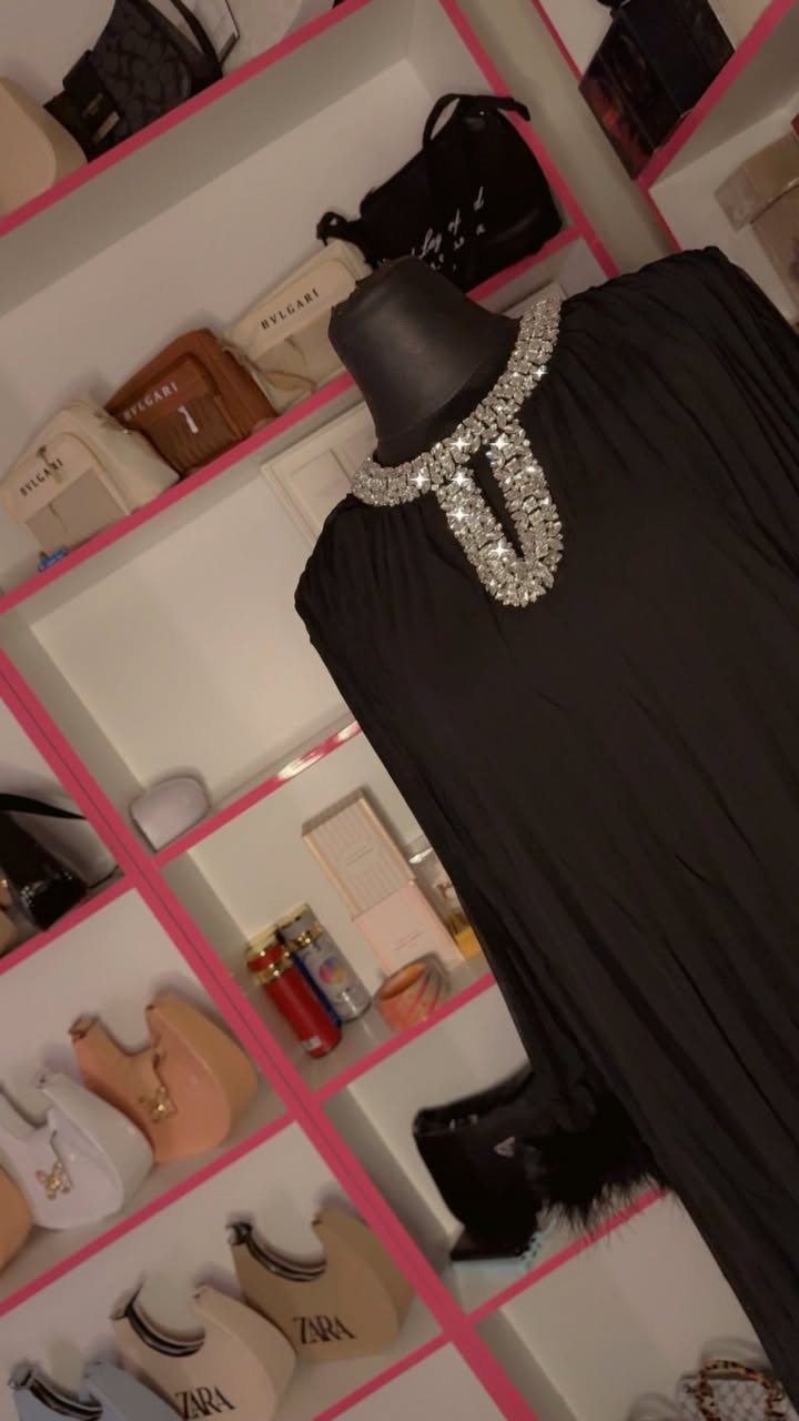 السلام عليكم فساتين بتصميم كلش حلو وأنيق آخر 3 ألوان اسود وبيجي وردي فاتح وآخر قطع السعر 35 الف فقط المرسلة وتساب ***********
