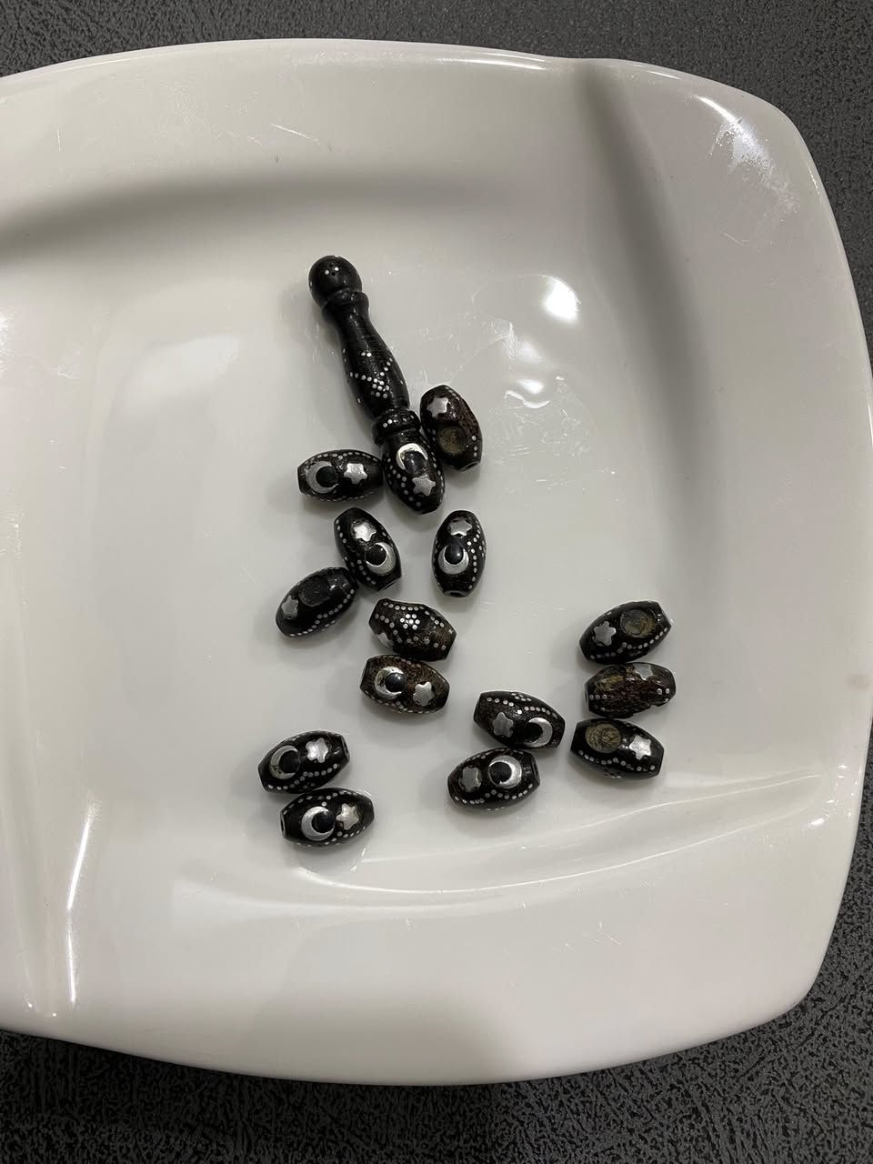 شاهد او مأذنة يسر حجازي قديم دك فضة فيه بعض الخرزات نقص هلال الشاهد كامل  ..بغداد واتساب ***********..السعر 100  الف للمجموعة توصيل كافة محافضات العراق
