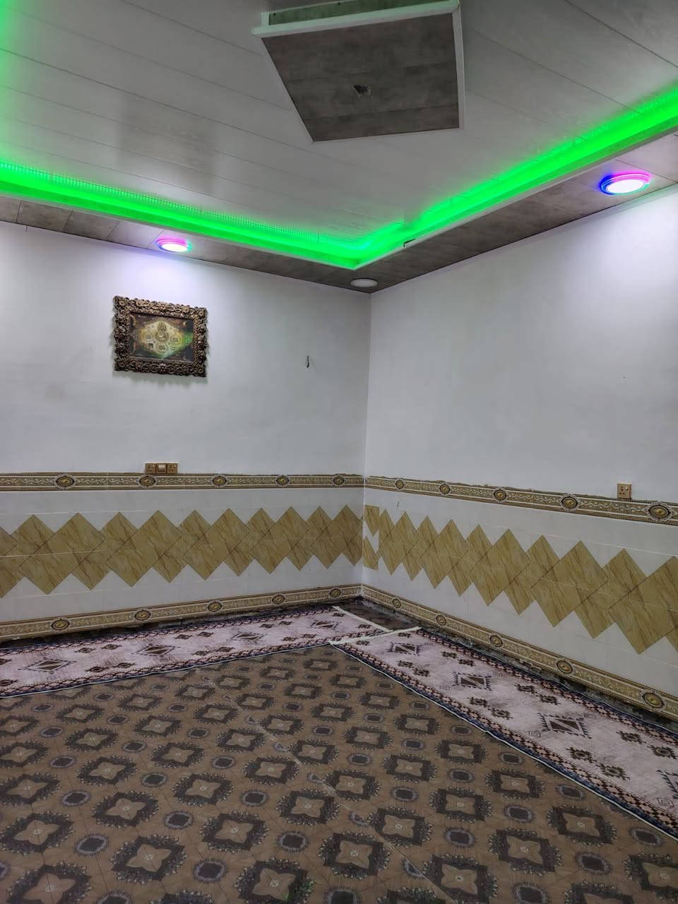 بيت للبيع بحي صالح مطشر مقابل حي رشيد مساحته 200 متر البيت جاهز يبعد عن شارع العام 40 متر و مدرسه نبي الله شعيب تبعد  500 متر الاستفسار *********** 
غرفتين وصاله ومطبخ وهول ومضيف
