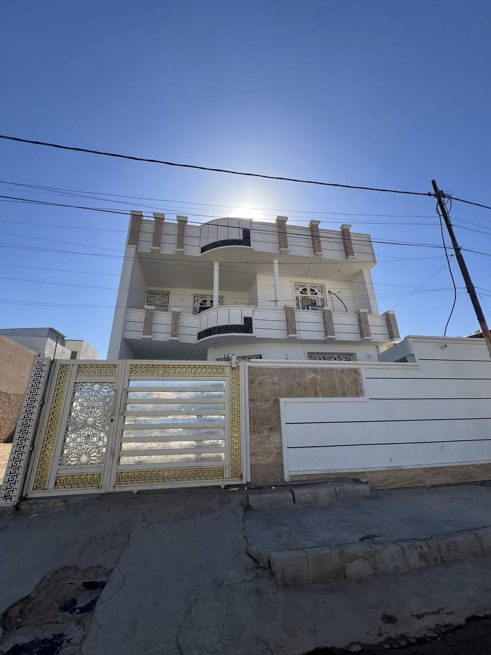 🚨اعلان ع بيت طابقين للبيع📍حي الزيتون خلف عمارة ام عمار عرض وموقع مميز مقابل حديقة
بيت طابقين 
٢٠٠متر
متكون من ٥غرف 
الطابق الارضي يشمل 
كراج واسع ضمن صحيات خارجية 
مطبخ حار وبارد ضمن مناور 
استقبال + غرف ٢ وصالة ضيوف 
الطابق الثاني غرف ٣ 
صحيات 
سطح  + صالة 
١٧٠وقابل للتفاوض 
للاستفسار 
***********

