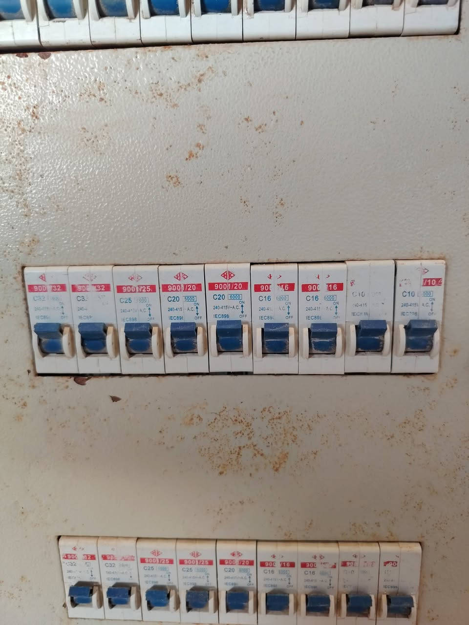 بورد كهرباء 3 فيز 27 جوزة القاطع الرئيسي 100 امبير نظيف جدا للبيع


**إذا كنت صاحب هذا الإعلان وتريد حذفه لأي سبب، رجاءا أرسل رسالة إلى الدعم الفني**