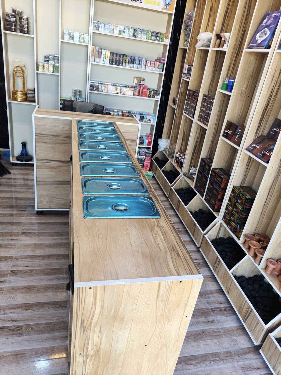 محل نراكيل للبيع كامل بعده جديد ومابي اي نقص ديكور جديد فاترينه مترين ونص بمتر كلشي واضح كبالكم كلشي بي جديد المحل وكلشي بي اريدهن ب 6 ملاين وبي مجال قليل مكاني بصره ابي الخصيب شارع الحي العسكري رقم ***********
