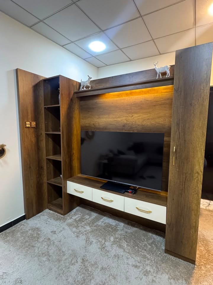 ديكور تلفزيون (بانو) مودرن عصري بتصميم فخم
وبحالة ممتازة

للبيع ديكور تلفزيون (بانو) مودرن بتصميم عصري راقي يضيف لمسة من الأناقة والفخامة لديكور الصالة أو غرفة المعيشة. الديكور مصمم بعناية فائقة ويحتوي على رفوف عرض جانبية وعلوية، أدراج تخزين سفلية عملية، ووحدة تخزين جانبية، بالإضافة إلى إضاءة مخفية نضفي مظهراً جذاباً وصمم ليكون معرض للتلفزيون وقاطع بين الصالة ودخولية الصالة المواصفات والقياسات:
العرض الكلي: 220 سم
الارتفاع الكلي: 215 سم
السمك (العمق): 40 سم
عرض واجهة التلفزيون: 150 سم (تناسب الشاشات
الكبيرة براحة)
السعر:
السعر المطلوب: 600,00
للتواصل : ***********
