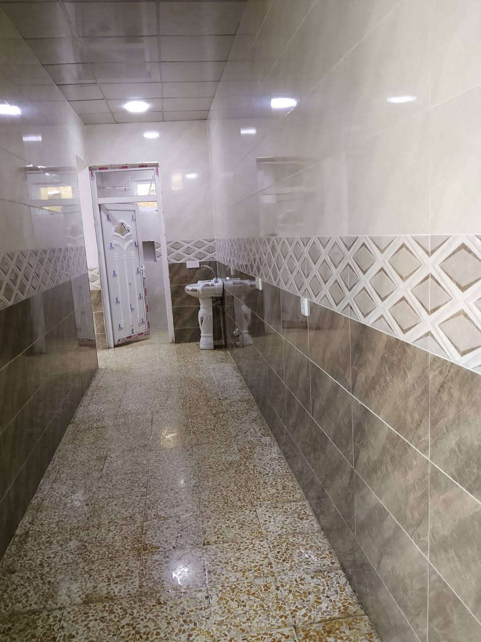 دار طابق ارضي للايجار
في حي الوحده 
مساحه 100 متر 
بناء حديث فول 
تكون من غرفه نوم وهول واستقبال وصحيات ومطبخ
زيرو 
الايجار 300 
الطابق الثاني شقة موجرة 
موقع مميز قرب الشارع العام 
للاتصال والاستفسار 
***********
***********
