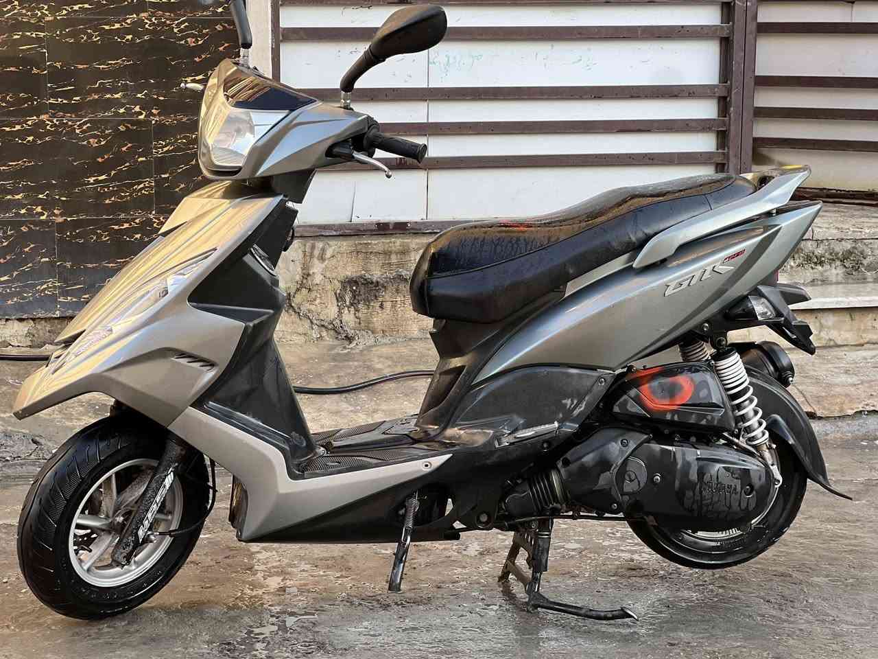 السلام عليكم
دراجة GTR 
الدراجة خير من الله حلوة ونظيفة مكفولة كفالة عامة من كفر تجاري ومكينة مفتوحة الدراجة شلعة ومعدل كلة شغال كهربائيات دبل اشاره والدراجة نكرة مال جناية صارلها شهر ونص اخذتها من الضلال 
ملاحظة: الدراجة اريدها مراوس وي pcx ماليزي جيل ثالث او ثاني 
مكاني بغداد 
الرقم ***********
