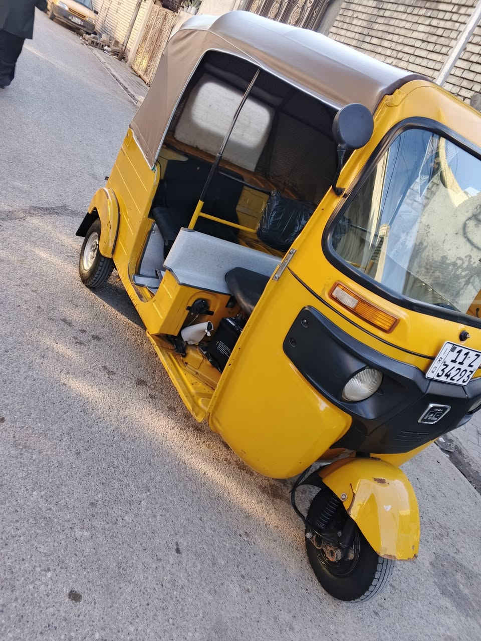 سلام عليكم تكتك  عشرين شهر 8 كفاله دوس ما معمرا بلادي نفس ما واضح بالصور  لا ضربه ولا صبغ ولا معجون اكسن شغال رقم بغداد نكليزي سعر 7250 وبيه مجال مكان بغراد حي نصر رقم ***********
