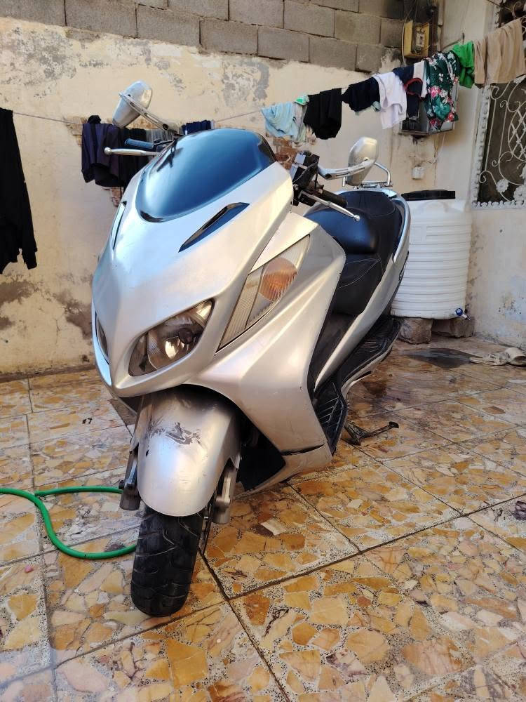 سكاي ويف مكينه ربع يابني دراجه خير من الله تعال وشوف بعينك كله شغاله كيجات رون بانزين  اشاير كل نقص ما بيه بيه معامله كامله بس تروح تسحب رقم سعر 600وبيه حك الجيه لتواصل وات ساب *********** بغداد, العراق
