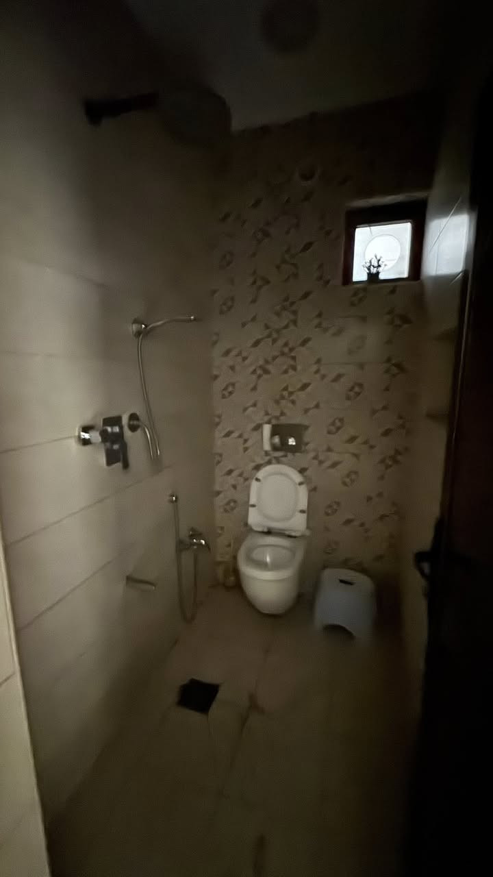 � بيت للإيجار – السيدية
• المساحة: 55 م²
 • عدد الطوابق: 3 طوابق
 • التفاصيل:�
 ◦ 3 غرف نوم
 ◦ صالة
 ◦ مطبخ
 ◦ 3 خدمات صحية
 ◦ كراج كبير 
 • 
 • الاستخدام: سكني أو تجاري
 • الموقع: السيدية – قرب جامع الكبيسي، على شارع عام رئيسي
 • سعر الإيجار: 800,000 دينار عراقي

📞 للاستفسار: ***********
🏢 الكوخ للتطوير العقاري
