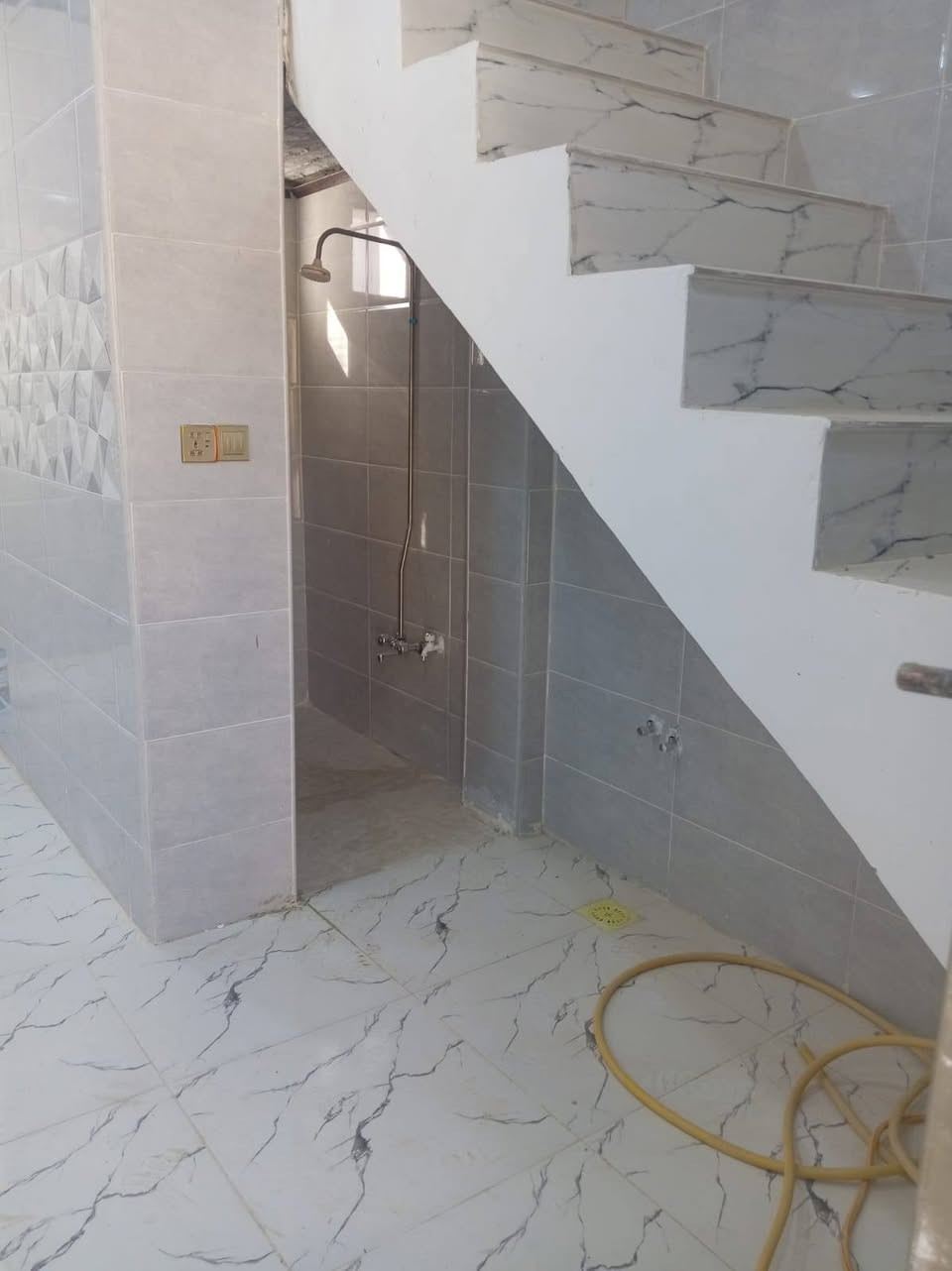 🫲🏻السلام عليكم 

🏠بيت للبيع في النجف لاشرف حي النداء شارع 15 قريب شارع المكاتب 

📐المساحه 50 متر وجه 5 نزال 10📐

🏠البيت جديد غير مسكون شغل جناي درجه اولى 

البناء اساس صب سكف صب بناء🧱 طابوق نهروان 🧱

يحتوي ع مطبخ صاله 🛏غرفه نوم🛏 توليت حمام مكشوفه صطح المطبخ والصاله كله سرميك ارضيه بورسلين 

سعره مناسب ٤٦ وبي مجال 
لاستفسار اتصل او مرسله خاص
 
*********** وتساب 

*********** وتساب
