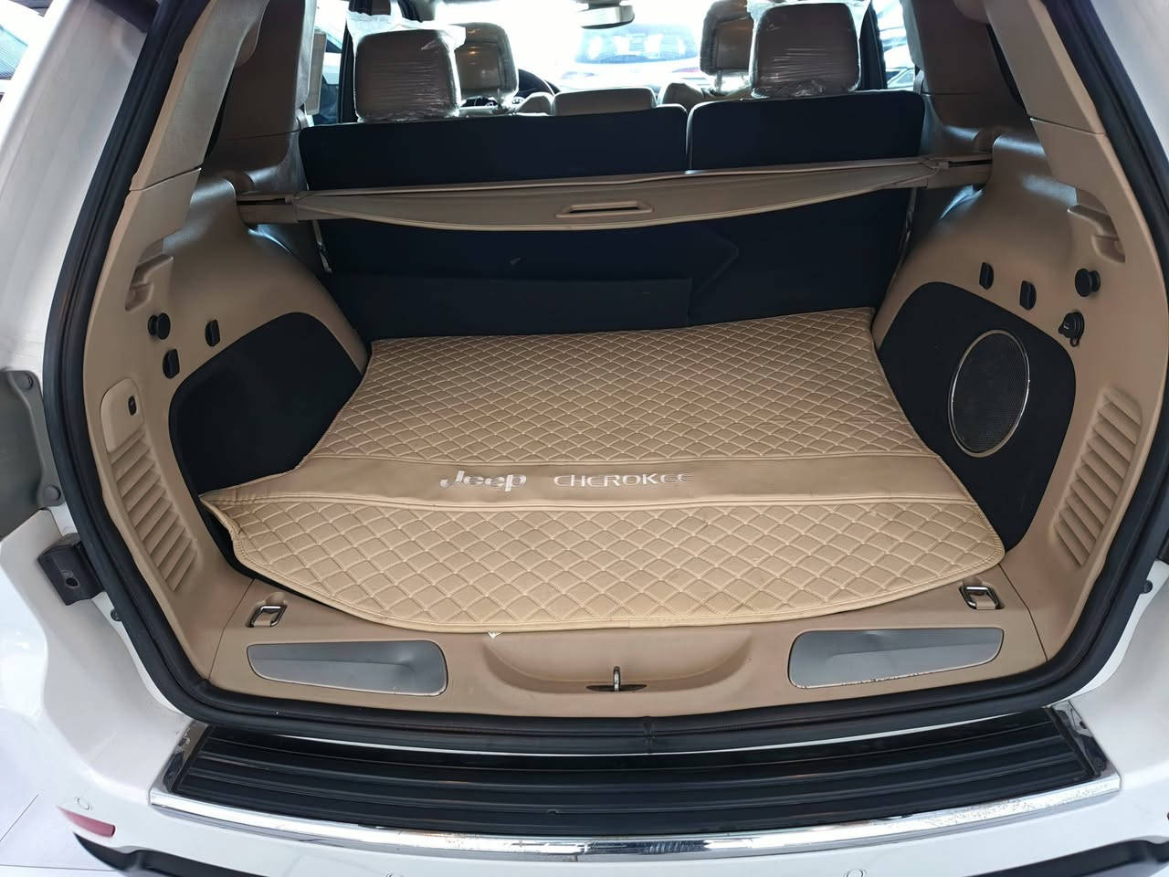 السلام عليكم
جيب لمتد جديد تمشي  بالشهر (اسبوع فقط)
الموديل :2017 (خليجي)
الحاله : كلين تايتل
اللون: ابيض
المحرك : V6.  3.6L .
العداد : 101 الف كيلو وليس ميل
الرقم  :  سليمانية بااسمي
المواصفات
داخل بيجي
دفع رباعي 4x4 .
ويل قياس 20 انج .
سقف بانوراما .
شاشه.
نظام التعليق هوائي (جكات) .
ستيرن كهربائي .
تشغيل عن بعد .
صندوق كهربائي .
حفظ وضعيات الجلوس (ميموري) .
المقاعد الأمامية كهربائية .
المقاعد الأمامية تدفئة .تبريد
سستم صوت .
حساسات أمامية
حساسات خلفية .
كاميرا خلفية ..
المرايا الجانبية قابلة للطي .
مرايا متحسسه للضوء العالي .
مانع تصادم خلفي  .
بلوتوث تلفون .
محدد سرعة .
نظام التشغيل والاطفاء الاوتوماتيكي ( Auto Start System ) .
جكات السياره انسه الطسه ومبدلات جدد موبار
(وغيرها مواصفات لمتد المعروفه)
شارع الوفود /مكان السياره البصرة
السعر  للشراي  يختلف  يخابر ويدلل اخوتنه
للاستفسار : *********** اتصال +واتس اب
اتصال فقط: ***********
