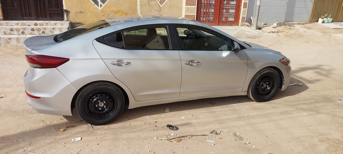 السلام عليكم 
النترا ٢٠١٨ وارد كندي محرك ٢٠٠٠ دوش رقم سليمانية بأسمي السنوية جديدة لل ٢٠٣٠ .. 
داخلة كلين تايتل، صار بيها حادث خلفي خفيف بالعراق وبدلت الجنطة والدعامية الخلفية .. وسونارها موجود ويه الصور سعرها ١٣٢ وبيها مجال للشراي السيارة كلش حلوة ومال جناي 

ملاحظة : السيارة ماشية ٢٤٣,٢٦٤ الف و محركها كام ، و بدلت الها محرك مال حاوية والمحرك الي بدلته ماشي ٣٠٠٠ ميل فقط يعني الممشى ال ٢٤٣,٢٦٤ الف ع المحرك القديم . 

مكاني كربلاء 
للاستفسار الاتصال على الرقم ***********
