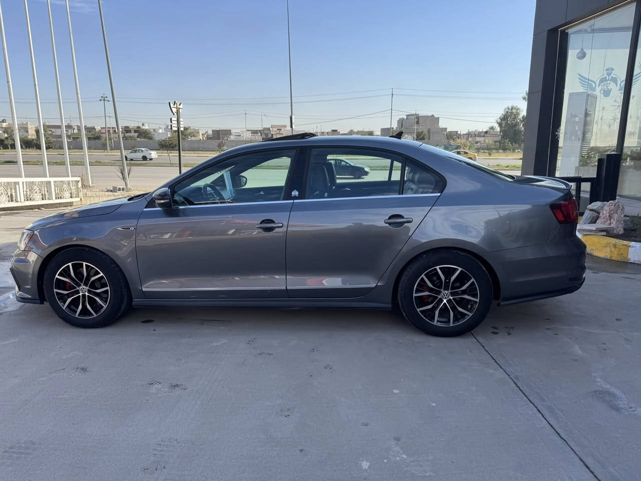 سلام عليكم جيتا موديل 2018 مواصفات GLIمفولة مواصفات بصمة باب بصمة تشغيل رادار 360درجة رادار امامي و خلفي و جانبي أوتو بريك كشن جلد تدفئة كير محرك شرط كير شفت دمام خلفي بلاد حدادية جديد تخم تاير جديد حادث السيارة بونيد وجامرلغ بدون شواصي السعر 138 مكان السيارة كركوك  رقم موبايل  ***********
