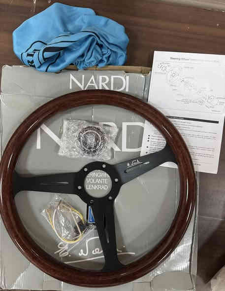 مقود سيارة من شركة ناردي تورينو المصنع في ايطاليا يدوين وهي للسيارات كلاسيكية  ،السعر 100$  ،للتواصل راسل حسابي او انتصل علی هذا رقم ***********
