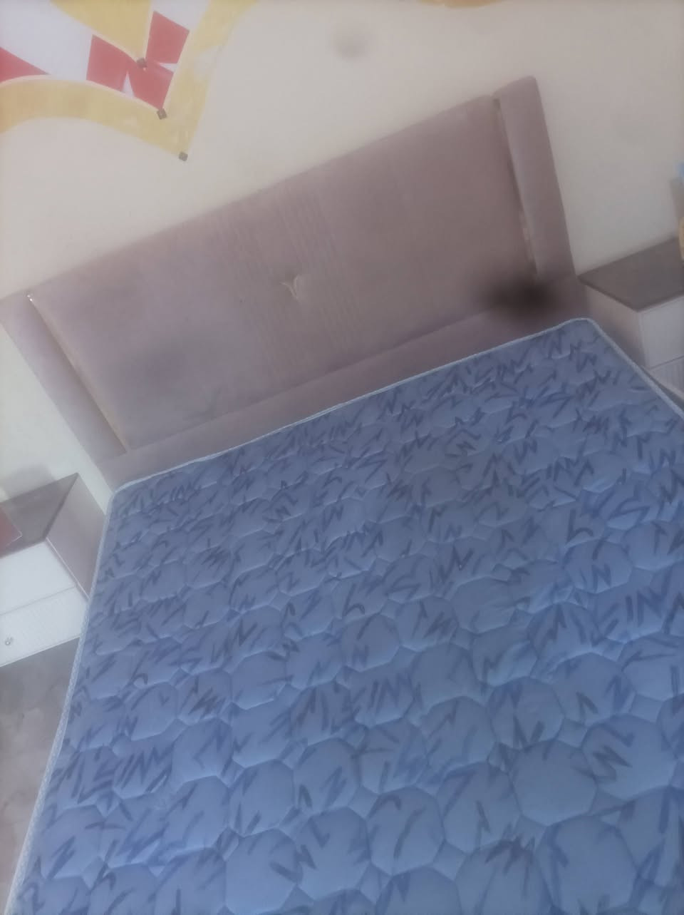 سلام عليكم لبيع غرفة تركيا بيه ضرر بسيط مكانه فلوجه سعر 850بيه ***********
