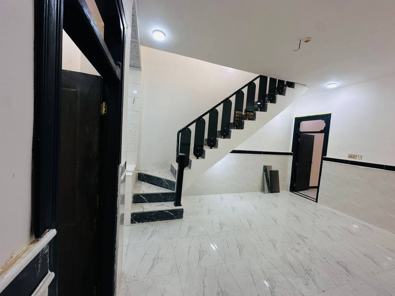 📏 المساحة: 100 متر مربع  للبيع  
💰 السعر: 46مليون (قابل للتفاوض)
🏗️ البناء: طابوق  جمهوري
🏠 الأساس والسقف: صب كونكريت مركزي 

مواصفات البيت:
✅ غرفة نوم 1 🛏️
✅ أستقبال 
✅ صالة 🛋️
✅ مطبخ 🍽️
✅ صحيات 🚿

الخدمات المتوفرة:
🔹 ماء 💧
🔹 كهرباء ⚡
🔹 شوارع مبلطة 14 متر  🚗
🔹 مدارس قريبة 🏫
🔹أنترنيت ضوئي 
🔹 خط مولده 
📍 الموقع: النجف – حي ميسان، شارع الزوار 
خلف سكلة الكرعاوي
📜 طابو زراعي (إقرار محكمة)

📞 للتواصل:***********
