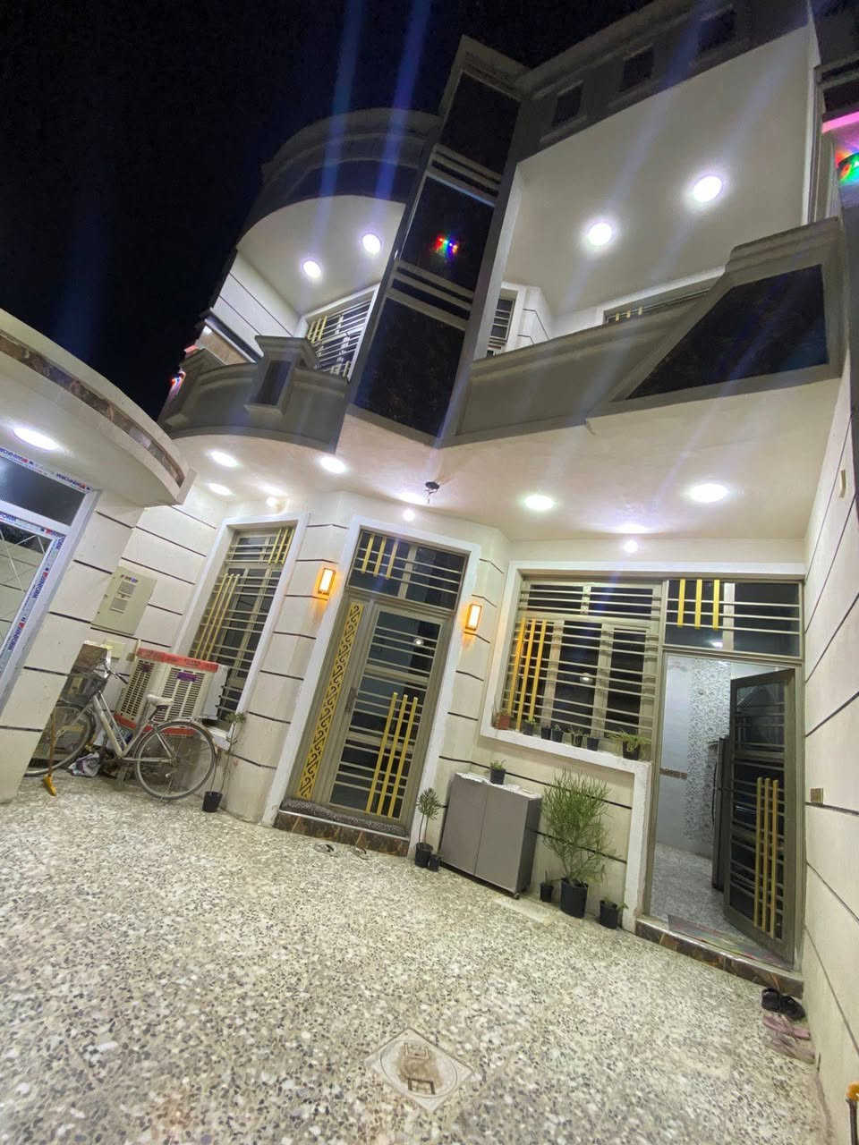 دار للبيع في الصقلاويه حي الشهداء الثانيه شارع جامع الكيلاني مساحه 140 طابقين جاهز للسكن السعر 105 مليون قابل للتفاوض للاستفسار الاتصال على الرقم ***********
