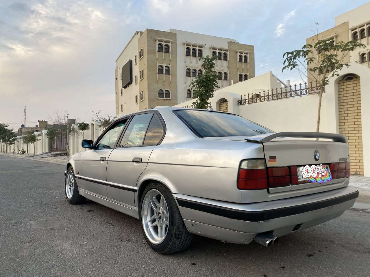 BMW للبيع
موديل 1993 رقم سليمانية دولي 
سنوية وهزة جديدة بأسمي تحويل ثاني يوم
مكينه وگير خير من الله + تبريد ثلج 
كهربائيات كامله مابيهة اي نقص + منظومة زنون 
السعر 57$ 
مكان السيارة كربلاء
للاستفسار ‭0789 359 6033‬
