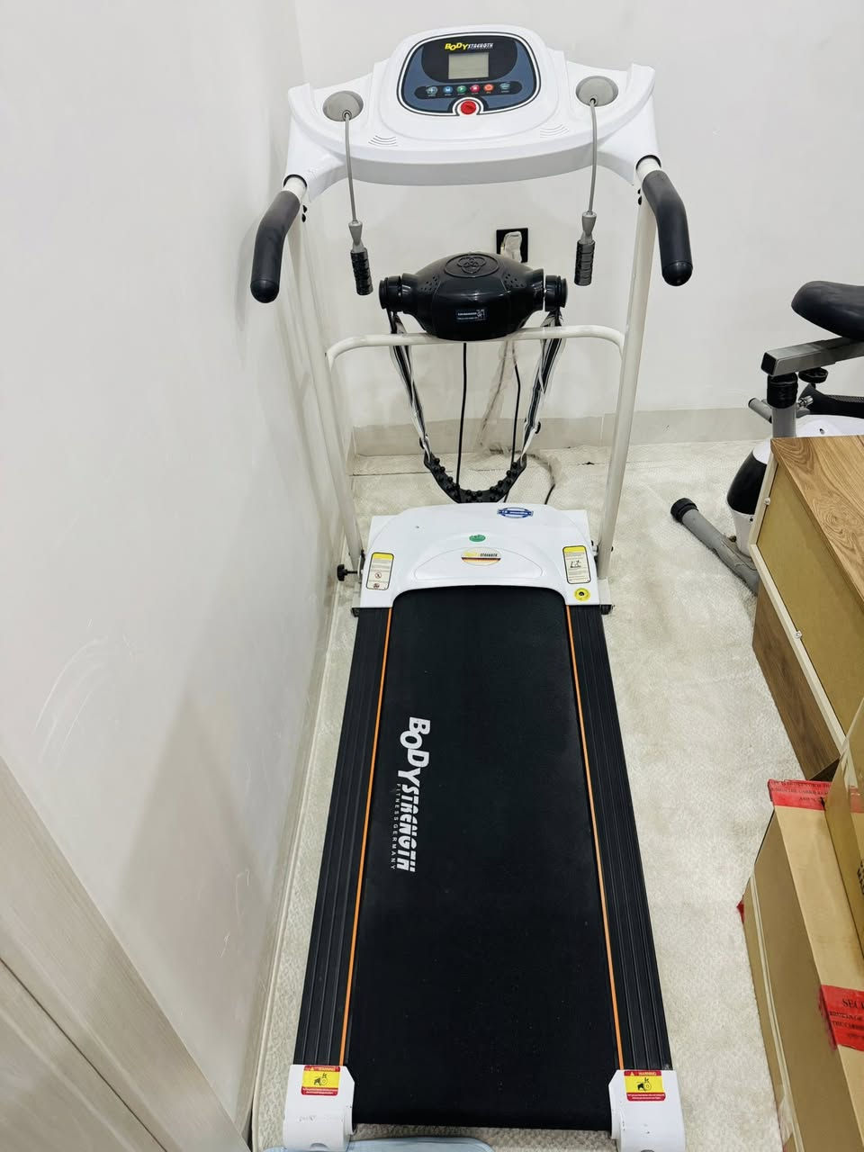 متوفر أجهزه رياضيه أجهزه جديده مال منزل جهاز الجري 120 كيلو مع ماطور تدليك شغالات شرط الفحص متواجد واتس اب ***********
