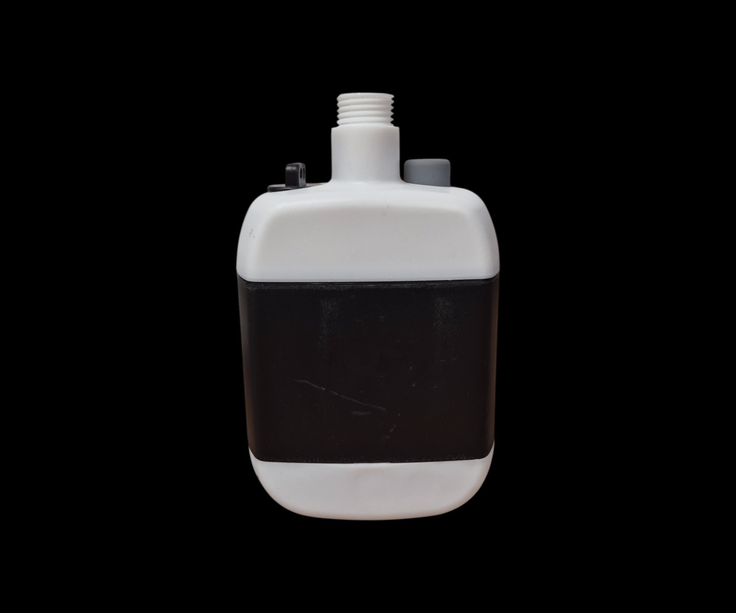 بالة دوش تخييم سفري محمول بالشحن 20 الف شامل التوصيل 🔥– للاستحمام في أي مكان!
الاستخدامات:
مثالي للاستحمام أثناء رحلات التخييم أو التخييم البحري.
مناسب لغسل الأدوات أو السيارات أو الحيوانات الأليفة.
يُستخدم لري النباتات أو في الحدائق.
مثالي للاستخدام في الشواطئ أو للمزارعين أو لتنظيف المعدات في الخارج.
المميزات:
يعمل ببطارية ليثيوم مدمجة بسعة 2000 مللي أمبير.
قابل للشحن عن طريق منفذ USB.
تدفق ماء مستمر بقوة 4 إلى 5 لتر في الدقيقة.
تصميم مضغوط وخفيف الوزن لسهولة الحمل.
زر تشغيل عملي مع مؤشر تشغيل.
خرطوم ماء بطول 1.5 متر، مرن ومتين.
رأس دوش مريح بفتحات متناسقة لضغط ماء مناسب.
يأتي مع خطاف تعليق وحامل لتثبيت الدوش.
محتويات الصندوق:
مضخة مياه كهربائية بالشحن.
رأس دوش.
خرطوم ماء طوله 1.5 متر.
كابل شحن USB.
خطاف تعليق.
قاعدة تثبيت بلاستيكية.
المواصفات الفنية:
أبعاد المنتج: 14 × 8.7 × 5.6 سم.
أبعاد العلبة: 22.5 × 13 × 15.7 سم.
البطارية: ليثيوم 2000mAh.
جهد الشحن: DC 5V.


**إذا كنت صاحب هذا الإعلان وتريد حذفه لأي سبب، رجاءا أرسل رسالة إلى الدعم الفني**