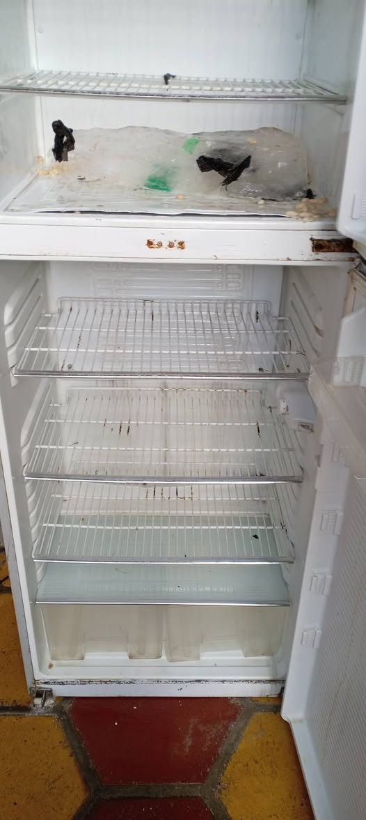 ثلاجه شغاله اخت جديدها مااخله تصليح مكان بل كماليه سعر 125بي مجال اتصل ع رقم *********** حجم كبير 22قدم
