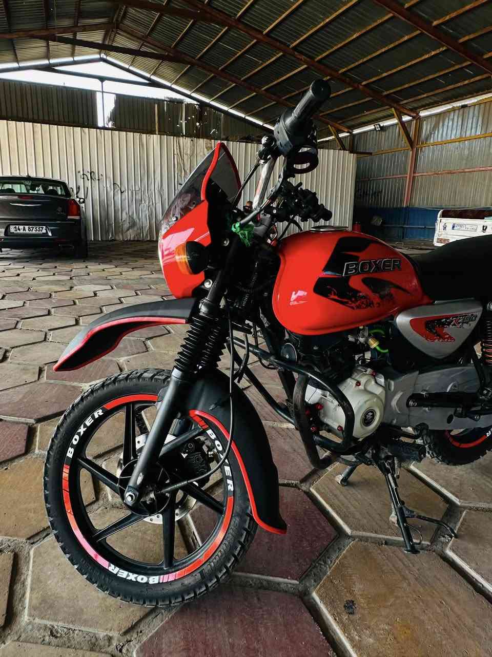 🏍️ للبيع: بجاج بوكسر (Bajaj Boxer X150) .. جديدة مال سفر 🏍️
المواصفات والوضعية:
• الوضعية العامّة: الدراجة بحالة الوكالة (جديدة ناصية)، برغي ما مفتوح بيها، ومحركها ناصع ومكفول (ماراكضة ولا متَعوبة).
• الأوراق: أوراقها أصولية كاملة وجاهزة للتحويل.
• الممشى: ممشى حقيقي قليل جداً وعداد بلادها نظيف.

• الإطارات والويلات بحالة ممتازة  وتوايووة جوبلس

الدراجة مال سفر، اقتصادية جداً بالوقود، ومتانتها معروفة بالخطوط. تشتري وتقعد وراسك بارد.. ما تحتاج غير تشغل وتتوكل.
•مكاني ناصرية مركز
***********
وتساب
