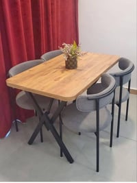 ميز طعام • ٤ كراسي • قابل تفاوض