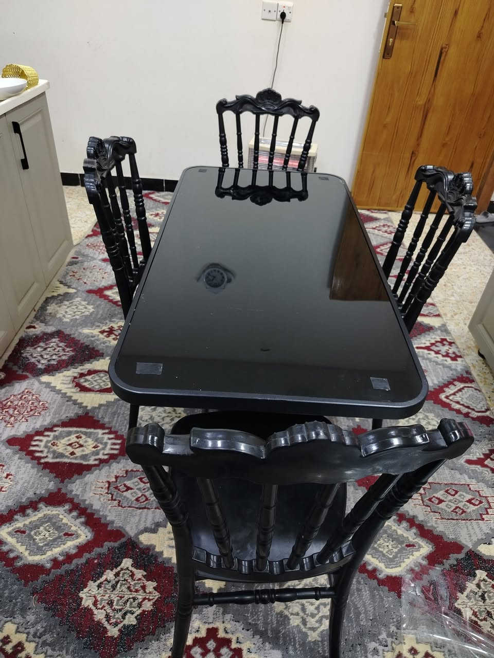 ميز طعام جام للبيع مع اربع كراسي سعر  140 قفل مكاني بالدورة ***********
