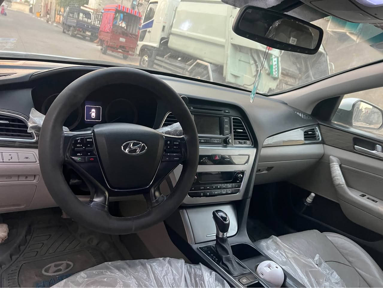 سوناته 2015 لمتد فول عده الفتحه كفاله عامه كفاله من دكت الجاكوج كفاله من البارد ومن الحادث
السياره بيها تشليع صبغ فقط وعلى وضعها ما صابغينها 
وارد امريكي طابه كلين بدون حادث ب اسمنه تحويل مباشر 

سياره جاهزه ربع ما تصرف عليها ترايها مال 25 
سياره مال جناي 
تخم تاير جديد كارتون 
باتري جديد 
تبريد ثلج 
مًواصفات فول عده الفتحه
رادار ونقط عمياء وحساسات 
كامره خلفيه 
سستم صوت انفنتي
تبريد قطعتين 
تدفئه وتبريد بالكشنان 
تدفئه بالستيرن 
كشنات كهرباء 
لد نهاري 
لايت زنون

سعرها 138 وبيها مجال للشراي 
الماتعجبه يعبر المنشور 
مكانها بصره القبله 
*********** البصرة, العراق
