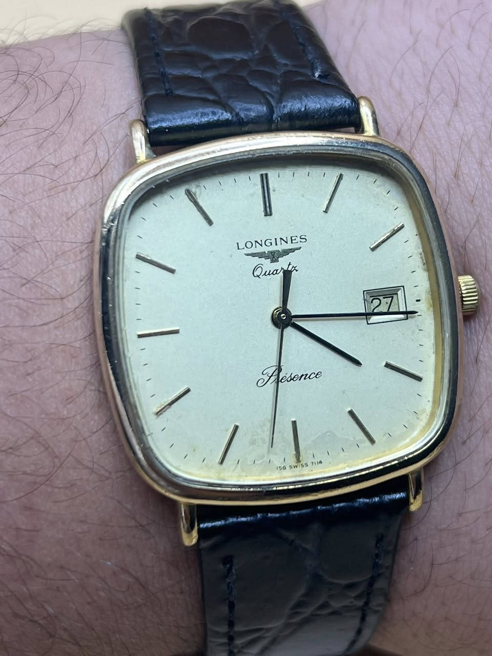 العريقة لونجين كوارتز بطارية طلاء ذهب منفذ شهري دزاين مربع كلاسك ابعاد الساعة 31x31 ملم السير الاصلي البك مستبدل
نظافة جيدة

السعر 160$
الحجز والاستفسار على الخاص
واتس اب ***********
