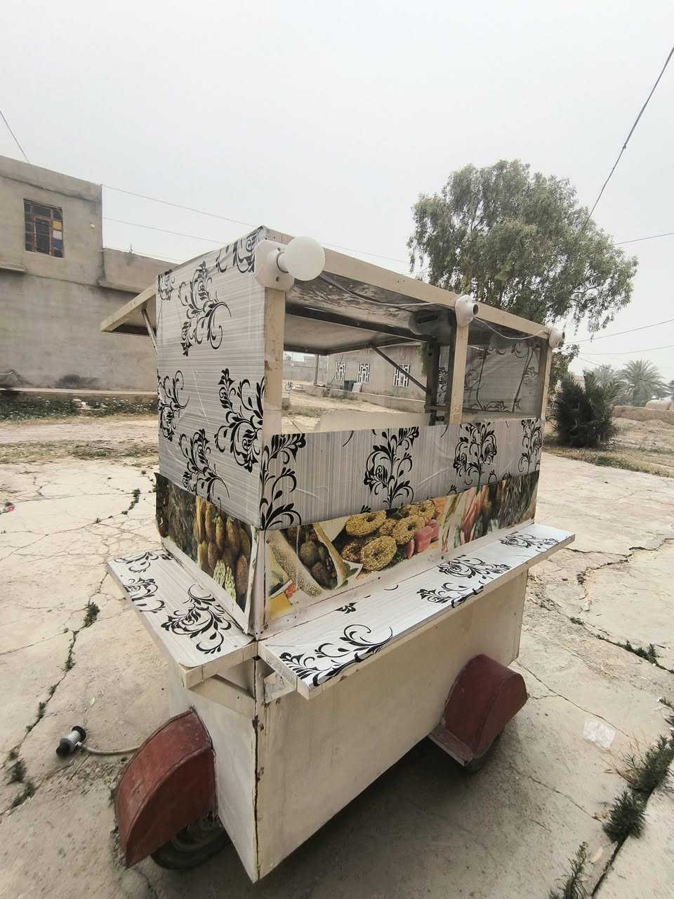 عربانة لفات المنيوم وطباخها شغال وبيها مخزن، سعرها 350،
وشواية گص 5عيون شغاله مابيها عيب سعر175 
العنوان، الحويجه
