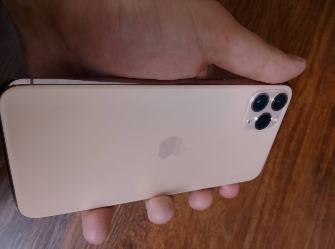ايفون 11 برو ماكس بلادي ما مبدل بي اي شي نهائياً وما مفتوح 
فيس ايدي يشتغل كلشي مابي 
بطاريته 82 
ذاكرته 256 
بس بي خلل بالصوت الصوت مالته ناصي والجهاز مو وتر بروف هسه نفخت بي وشفته ديسرب هوة وهاهيه بس ذني الشغلتين بي 
وين ما يعجبك نروح نفحص اني وياك واذا مبدل بي اي شي تاخذه ببلاش
للبيع ب325 الف


**إذا كنت صاحب هذا الإعلان وتريد حذفه لأي سبب، رجاءا أرسل رسالة إلى الدعم الفني**