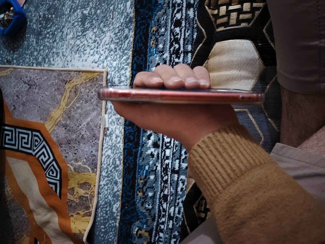 السلام عليكم 
ايفون ١١ عادي 
ذ٢٥٦
ب٩٧مرفوعه 
لون احمر  دبل خط 
ما مفتح شرط بعدو ضد المي وحت شاحنه الشركه معاا 
مرواس ب ١٢ برو ماكس وانطي فرق 

*********** بس ترمش اخابرك
