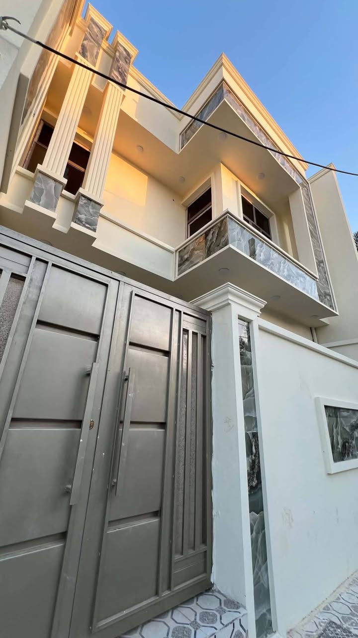دار سكن للبيع
طابو صرف
ديوانية حي الفرات منطقة خدمات كاملة
موقع مميز جدآ 
ثاني بيت عن شارع 20 (شارع المستوصف) 
بناء حديث طابقين مسلح
بعده مامسكون 2026
المساحة 100 M الواجهة 7.5  M
يحتوي على.. 
غرف نوم عدد 3 / صالة عدد 2 / أستقبال 
مطبخ / مجمع صحي عدد 3
                      مراجعة 
مكتب مهدي العتابي للعقار ديوانية الجزائر مقابل فندق برج الامراء
للاستفسار *********** مهدي العتابي 
           *********** حيدر الفتلاوي
           ***********
