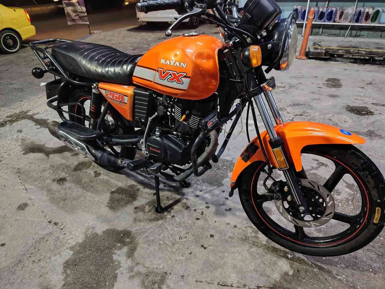 🔥 للبيع دراجة دايوان  موديل 2023 محرك 200cc 🔥
دراجة جاهزة، تصوير حديث، استعمال شخصي

✅ الموديل: 2023 
✅ النوع:دايوان نفخ محرك 200 أصلي، عزم قوي
✅ مبدل بوربرين كلجات فقط المكينه مكفوله كلهه شغاله
✅ اللون: برتقالي / برتقالي محروق 
✅ الرقم: كربلاء 19 A40901 
✅ السنوية: جديدة لحد 09.05.2030 وباسمي - نقل مباشر

ملاحظة: بيها خسفات خفيفة بالتانكي مو مأثرة، واضحة بالصور

السعر: مليون و950 ألف دينار، وبيها مجال بسيط للشراي 💰
المكان: كربلاء  ***********
***********
 موجودة بأي وقت، الدراجة ما تحتاج دينار صرّف
