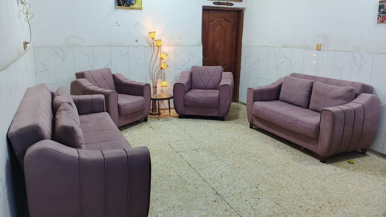 تخم تركي سرير ومخزن 7 مقاعد نظيف
سعره 220 وبي مجال لبياع 
يوجد توصيل بكروه ب واتساب
***********
