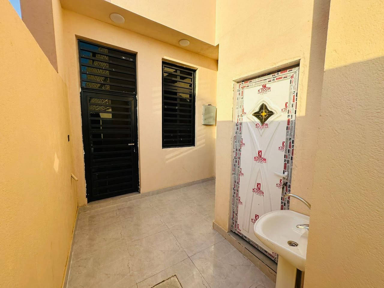 بيت خلفي جديد بالسكان الصناعي خدمات كامله تبليط 
طابوق كونكريت غرفه وصاله ومطبخ وصحيات داخليه وخارجيه وديوانيه 
سعر 68 مع المجال 
***********
