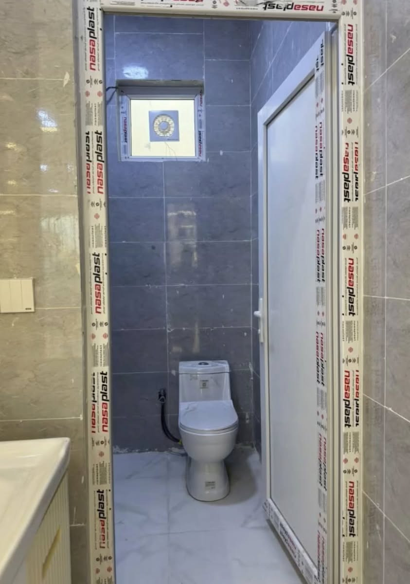 سلام عليكم.     كوردي /عربي.
ئه م خانوه بۆ فرۆشتن. بە کارنەهاتوو. 🔥
105متر. دوو قات.      گەراجی. هۆلو متبەخ تێکە ل.       ژوری میوان.   متبەخی گەرم.    مشتملات کامل.         قاتي سه ره وه. دوو ژوري نوستن کامل مواسەفات.  دیکۆر تورکی.    
 ناونیشان / کەرکوک. / سەرجادەی سلیمانی.  دەروازە.   نزیک سە نتەر رۆنشبیری.     
ژماره /*********** وتساب. له سه ره 

دارللبيع. بيت جديد.  فول مواصفات.     105 متر بيها. مطبغ. او مطبغ حار.  غرفة استقبال.  غرفة نوم.  مشتملات.  هول.   تصميم تركي. طابق ثاني. بيها غرفتين نوم.   گراجي.    فولل مواصفات. 

مكان/ طريق سليماني :: دروازه :: مقابل مركز ثقافي.  

رقم/***********. 
وتصاب مجوود
