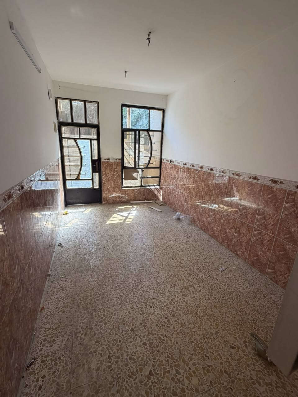 مشتمل للاجار الشعب خلف مطعم حجي عادل  استقبال
وخدمات ومطبخ وغرفتين نوم البيت مدخلين 

صاير ركن نضيف وايجاره مناسب جداً ٣٥٠ قفل 

معروض بمكتب الكناني ***********
