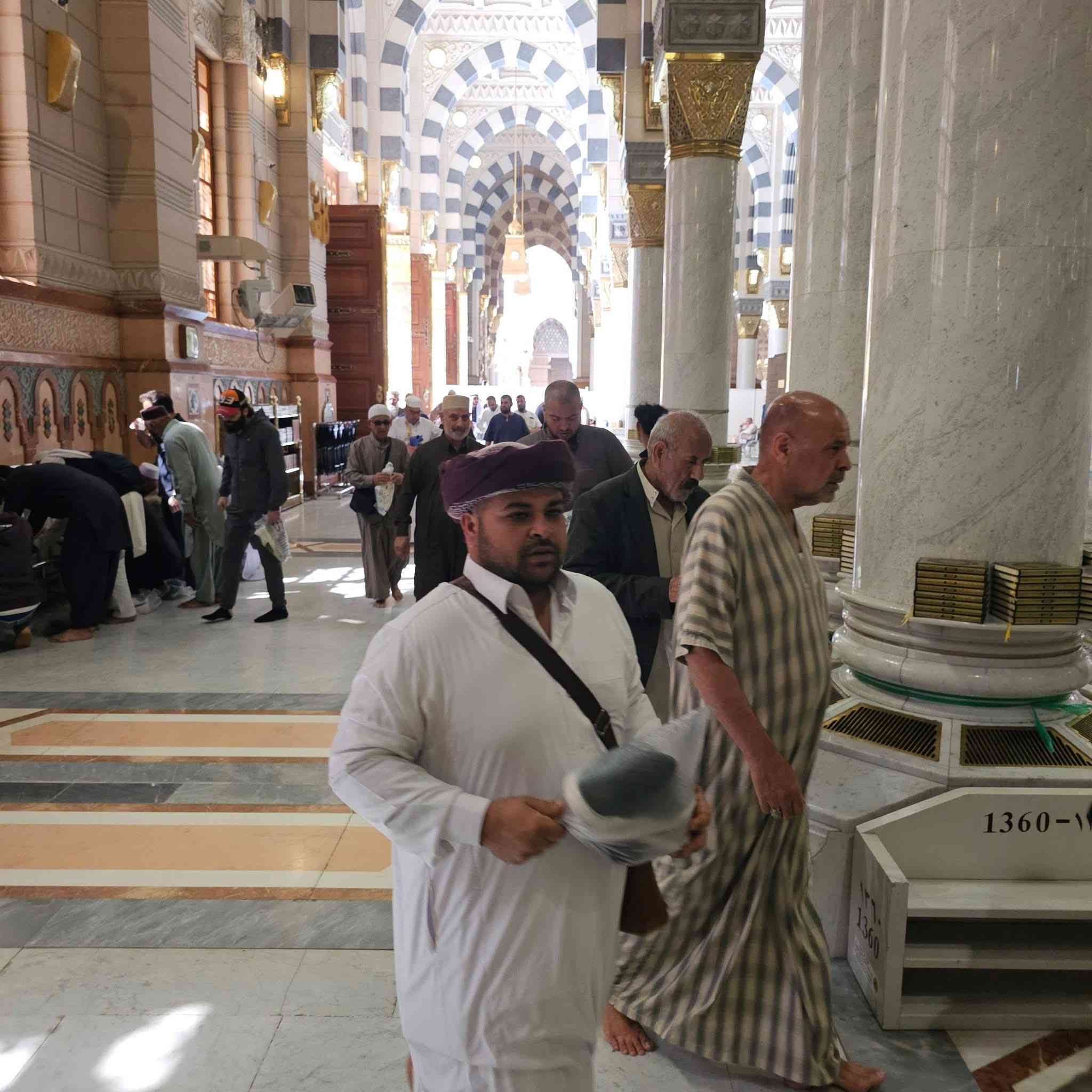 في هذا اليوم المبارك، يتشرّف معتمرو
قافل البر لشهر رمضان المبارك بالدخول إلى الروضة الشريفة في المسجد النبوي، حيث السكينة والطمأنينة تتنزل، وحيث تقف القلوب خاشعة أمام مقام النبي الكريم ﷺ. إنها لحظات إيمانية عظيمة يغمرها الشوق والمحبة، يتقرب فيها المعتمرون إلى الله بالدعاء، ويجددون العهد باتباع نهج الحبيب المصطفى

📌 مستمرين بأستلام جوازات اواخر شهر رمضان المبارك 
📞 للاستفسار :- 
الحاجة :- ام مصطفى 

***********
***********
