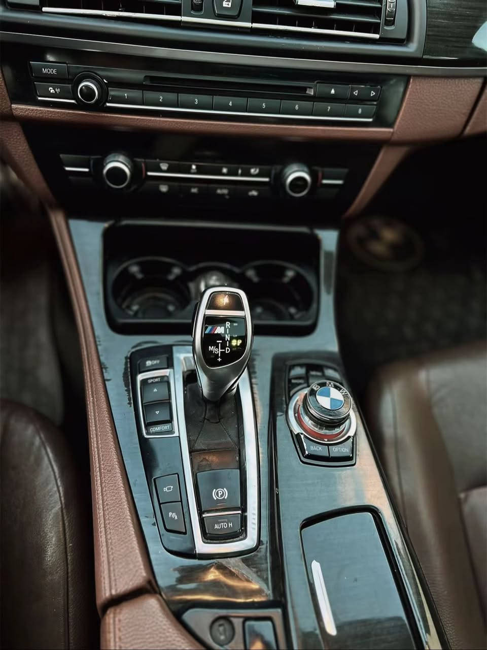 سلام عليكم Bmw f10 موديل 2012  حجم 528الفين توربو   عروش اربيل خليجي مواصفات معروفه ابواب شفط خمسةبردات كشن خزن كير محرك شرط سيارة مناقصها برغي سنوية جديد لحد 2029 تحويل ثاني يوم هزه جديده بيه 3قطه بخ اني انطي حزام بدون دواخل بدون ضربه باقي مواصفاتها معروفه مكاني كركوك لاستفسار اكثر اتصل سعر ١٥٥بيه مجال بصيط لاستفسار اكثر اتصل ***********☎️
