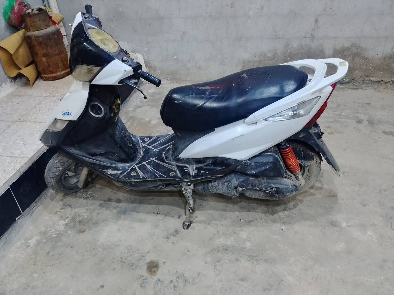 دراجه ثعلب للبيع مكينة مجفته جديد كفرات ختم واحد السعر 350 وبيها مجال ***********
