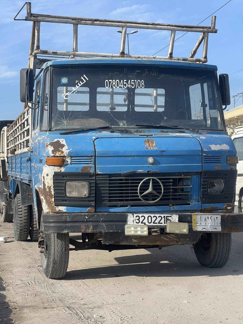 السلام عليكم مارسدس حمل للبيع 2طن موديل ثمانينات  رقم بغداد بسمي  سياره شغاله بيه بعض النواقص
35ورقه مكاني شهداء البياع
رقم الهاتف ***********
