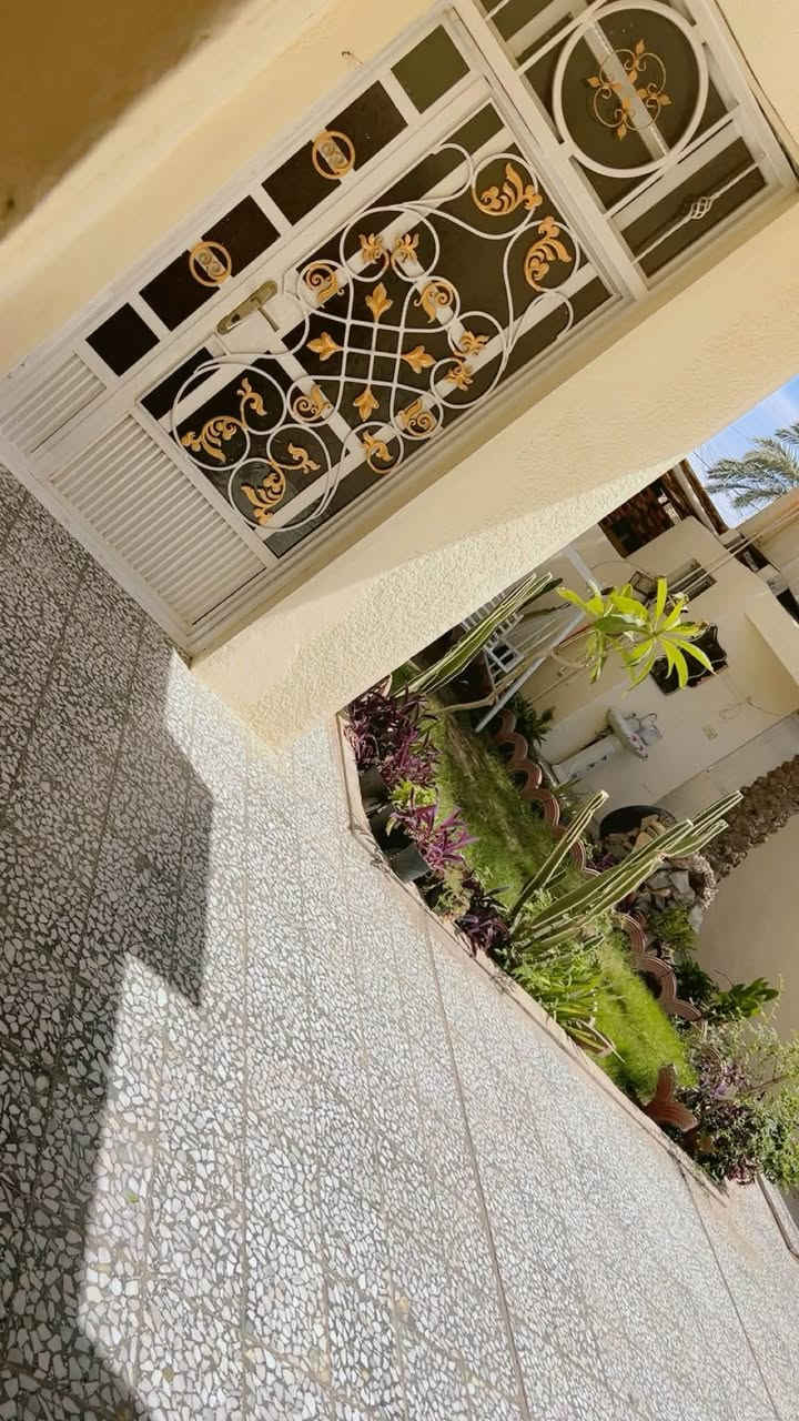 اللهم صل على محمد وال محمد
دار طابو ملك صرف
شارع المصرف / عمارة القريشي / قرب ام محمد القابلة بالفرع

المساحة ٢١٢ م 
واجهة ١٠ م و ٧٠سم
بناء التسعينات 
ترميم جديد
مي مجاري جديد
ارضية  كرانيت جديد
الكراج مطبك جديد
البيت عالي
السقف عالي

يتكون البيت من
طابق ارضي
كراج و حديقة واستقبال + هول + صالة + مطبخ + غرفة + صحيات شرقي وغربي 

الطابق الثاني
اربع غرف نوم وصالة وصحيات
الطابق الثالث
بيتونة ومخزن

البيت بي ترك جانبي وترك خلفي ومنور
السطح تبديل شتايكر جديد العام بدلنا

البيت ما تصرف علية اي شي جاهز

السعر ٢٥٥ وبي مجال
***********
