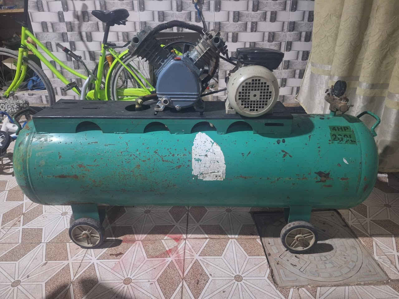 السلام عليكم 
كمبريسر حجم 200 البطل الطويل 
نضيف شرط الشغل. 
المكان النجف. الحيدرية***********
