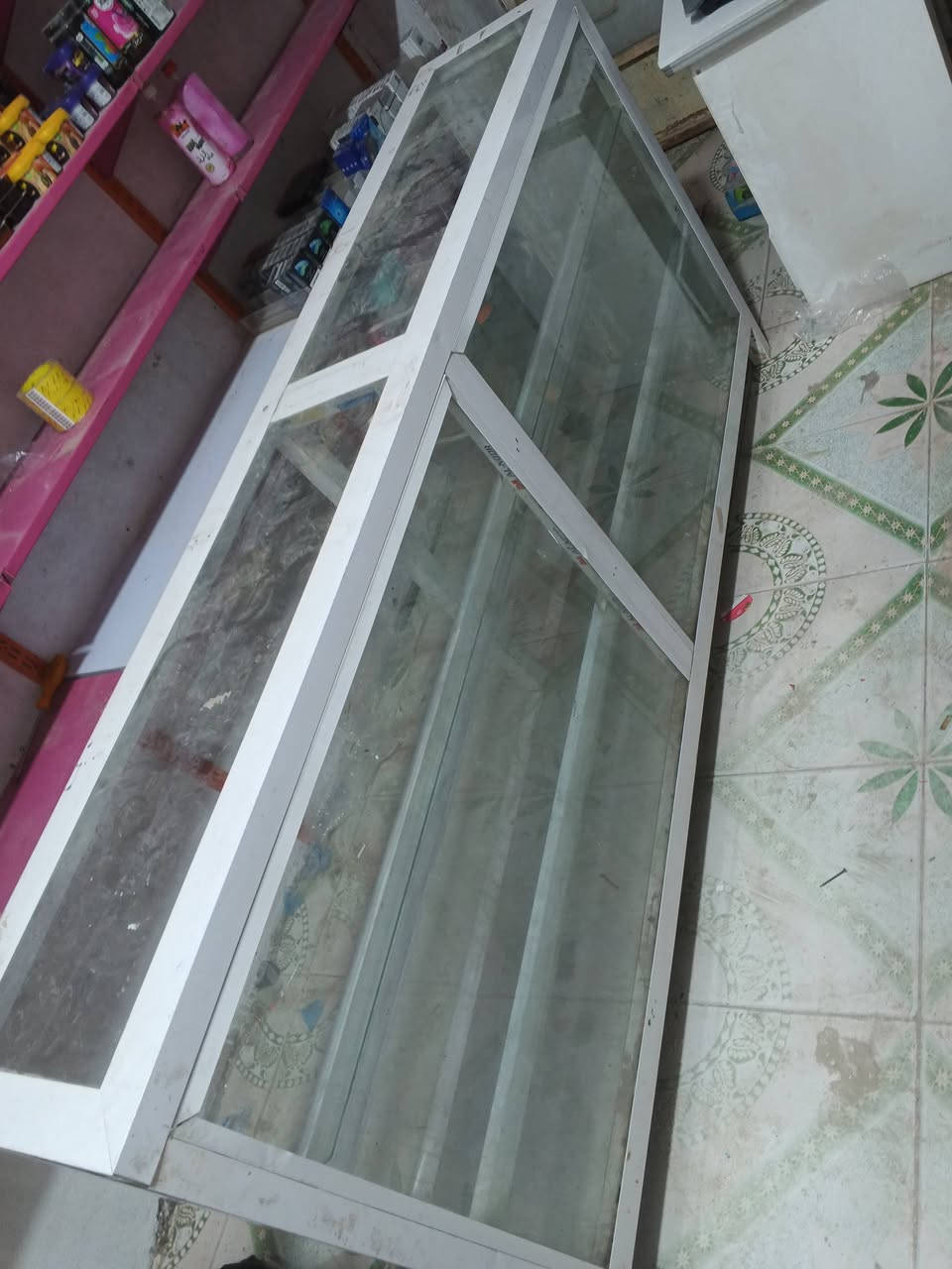 ميز حلويات تفصال طول2متر3طوبق
وميز مكتب كاشير بعد جديد 
مكاني فضليه.***********
***********
