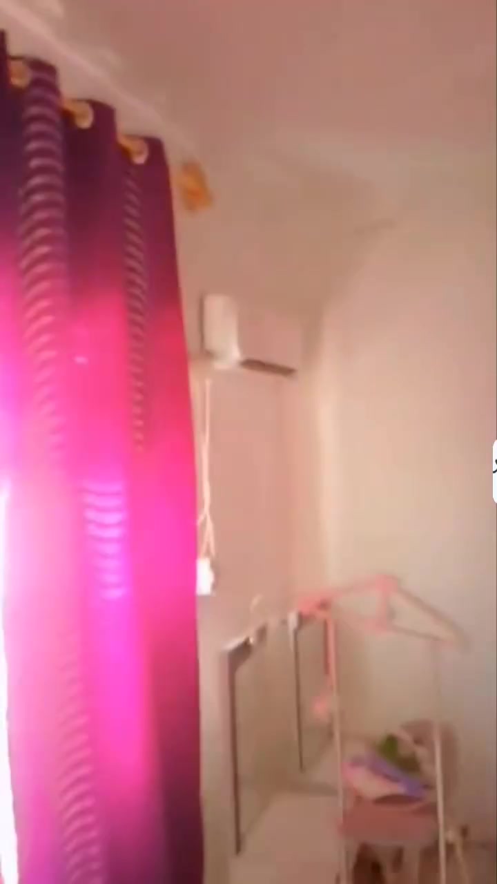 السلام عليكم سبب الوعود الكاذبه المو شراي لا ينطي حجاية بيت تجاوز للبيع البيت عكاده يتكون غرفه وهول ومنور واستقبال حمام داخلي كراج جبير صحيات خارجيه المكان المسيب حي العسكري الشراي يتصل او يدخل خاص *********** ملاحضة بدون الاثاث مالته
