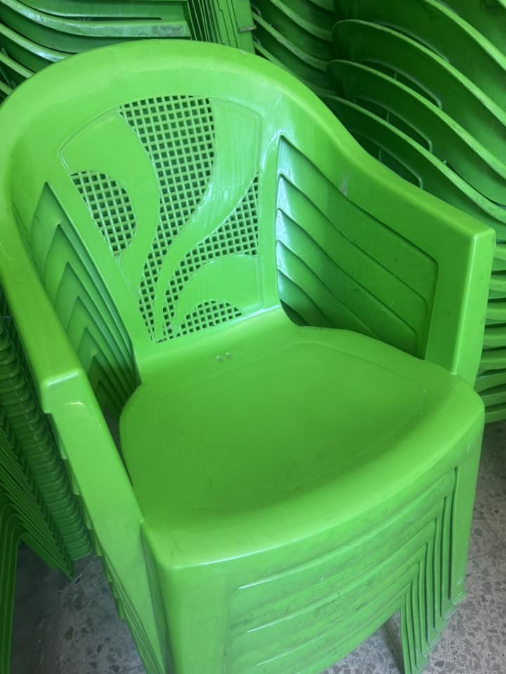 ‏سلام عليكم كراسي العدد 450 السعر 6000 مكان بغداد حي Wore رقم الهاتف***********
