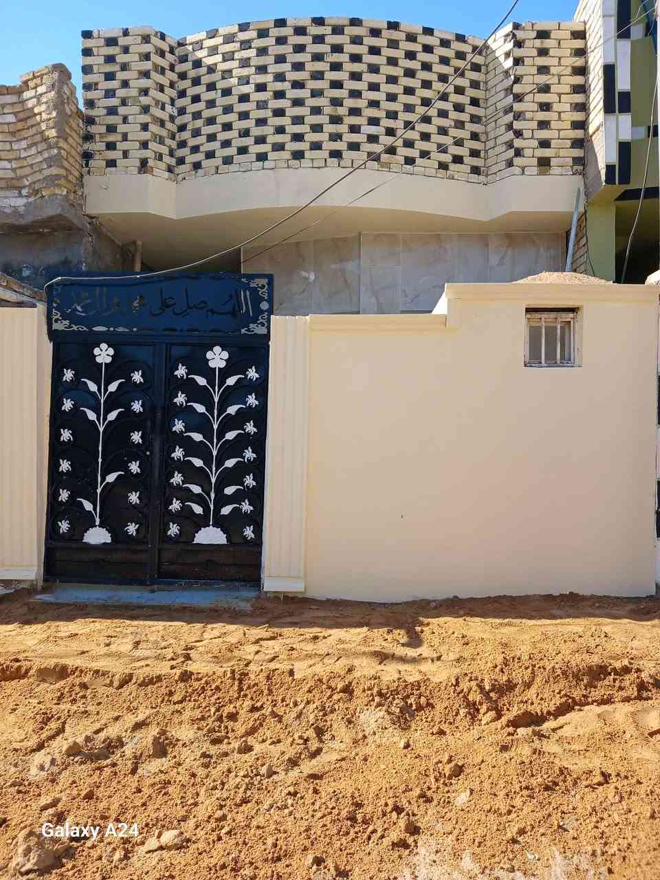 دار للبيع مساحه ١٠٠متر طابق واحد جديد منطقة ٥٩ جديد واجهة البيت الواح هندي ارضيه بورسلين هندي مطبخ سيراميك حمامات سيراميك هزاره ١٢٠سم صطح مطبك شتايكر 
يباع نقد  او عن طريق المبادرة 
حسب الاتفاق 
مكتب بيعة الغدير 
***********
