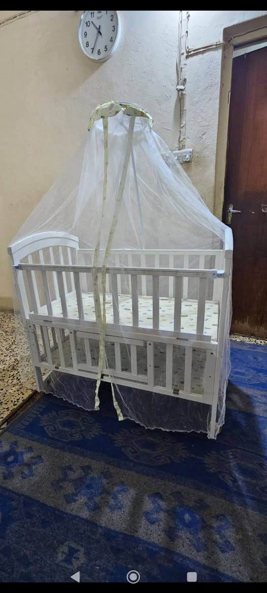 سرير طفل حديث ولاده  الى عمر ٦ سنوات مع ناموسيه ويتحول من مهد الى عجلات
مستخدم لمده شهر
السعر ١١٠
***********
